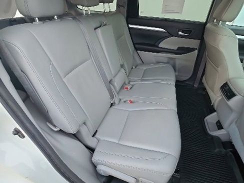 Used 2017 Toyota Highlander XLE AWD/4WD image 19