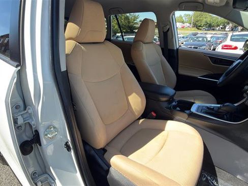 Used 2020 Toyota RAV4 LE AWD/4WD image 15