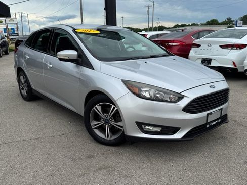 Used 2017 Ford Focus SE FWD image 2