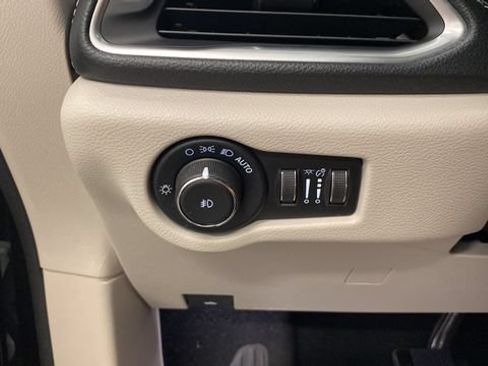 Used 2023 Chrysler Pacifica Limited AWD/4WD image 25