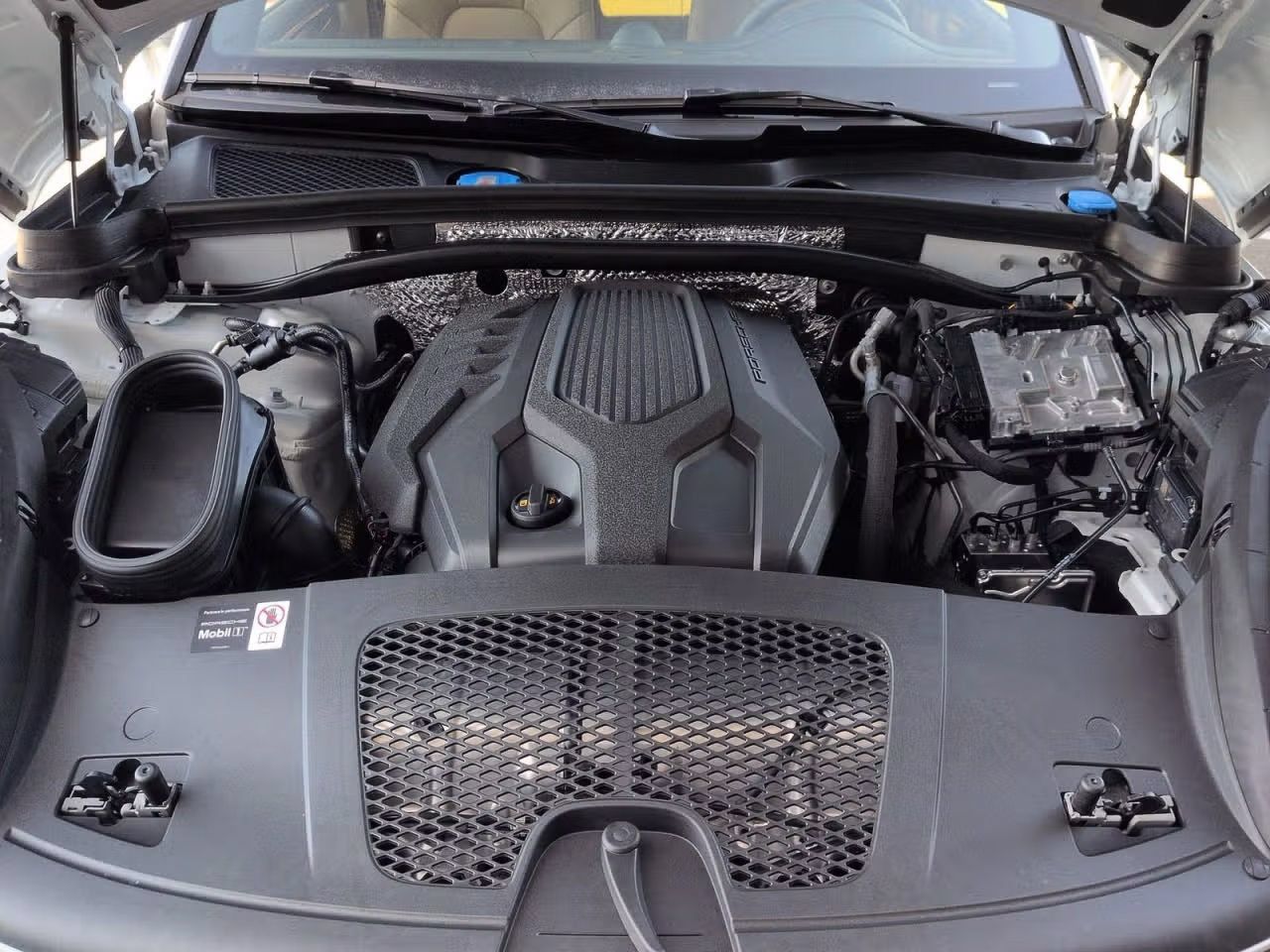 Certified 2026 Porsche Macan AWD/4WD image 27
