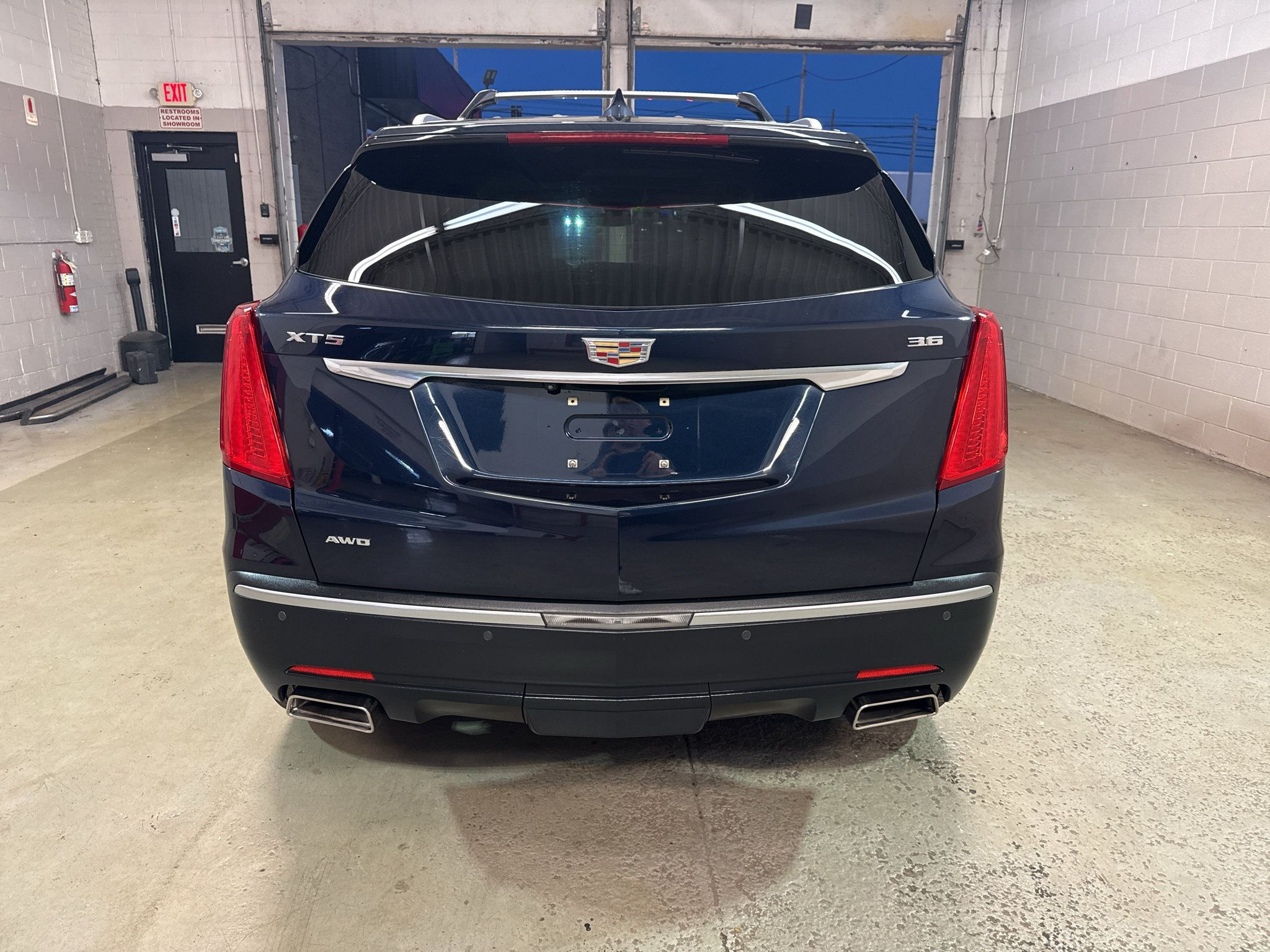 Used 2017 Cadillac XT5 Premium Luxury w/ Driver Assist Package AWD/4WD image 7