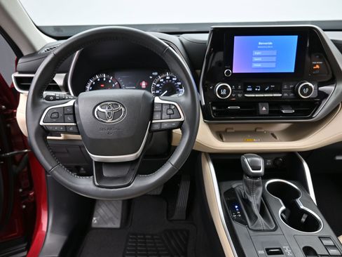 Certified 2024 Toyota Highlander XLE image 15
