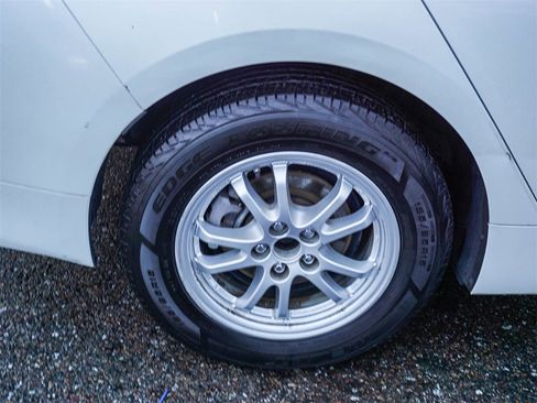 Used 2016 Toyota Prius Three image 9