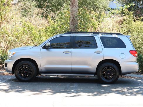 Used 2010 Toyota Sequoia Limited RWD image 4