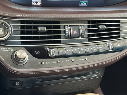 Used 2018 Lexus LS 500 w/ Accessory Package (Z2) RWD image 26