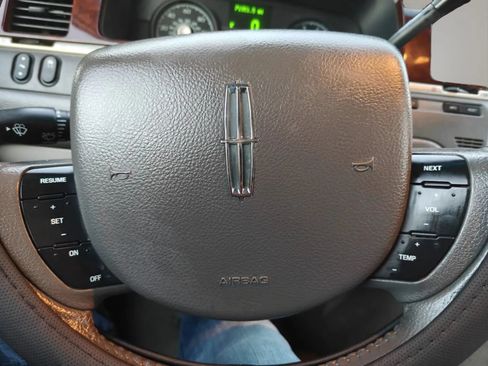 Used 2007 Lincoln Town Car Signature RWD image 11