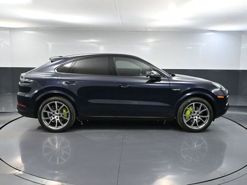 Used 2022 Porsche Cayenne Base image 3