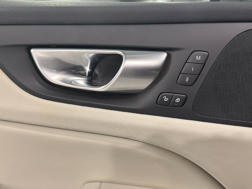 Certified 2025 Volvo V60 B5 Cross Country Plus AWD/4WD image 19