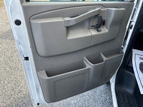 Used 2017 Chevrolet Express 3500 image 32