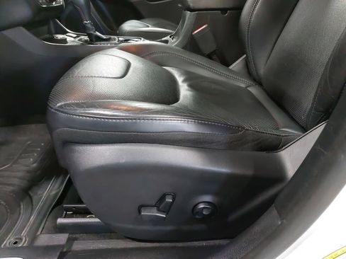 Used 2019 Jeep Cherokee Overland w/ Technology Group image 28