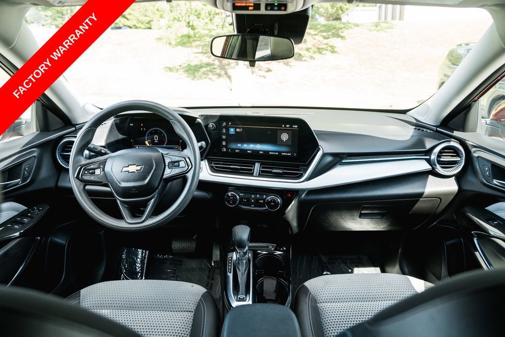 Used 2025 Chevrolet Trax LT FWD image 12