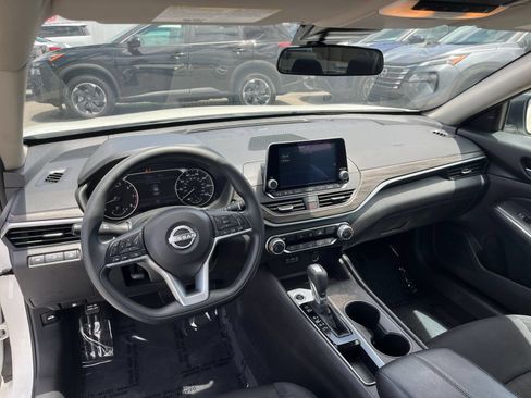 Used 2025 Nissan Altima 2.5 SV FWD image 34