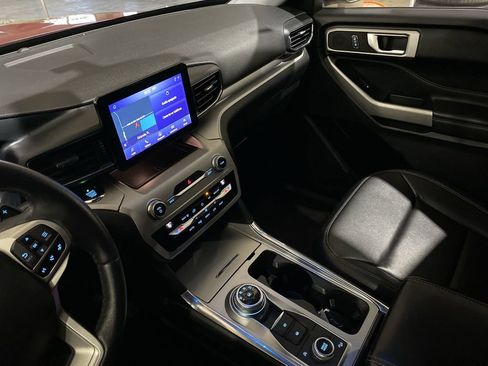 Used 2020 Ford Explorer XLT w/ Equipment Group 202A image 8