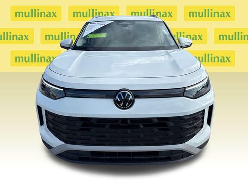 Used 2025 Volkswagen Tiguan SE FWD image 11