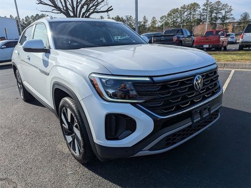 Used 2024 Volkswagen Atlas Cross Sport SE w/ Panoramic Sunroof Package image 2