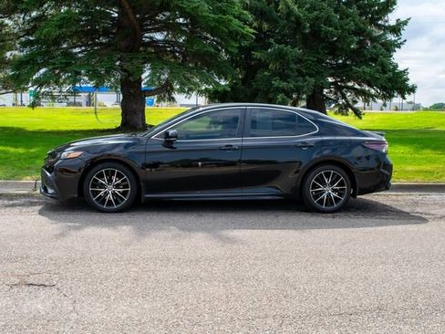 Used 2022 Toyota Camry SE image 3