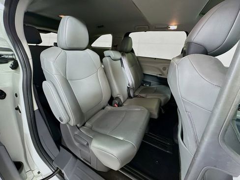 Used 2021 Toyota Sienna XLE image 26