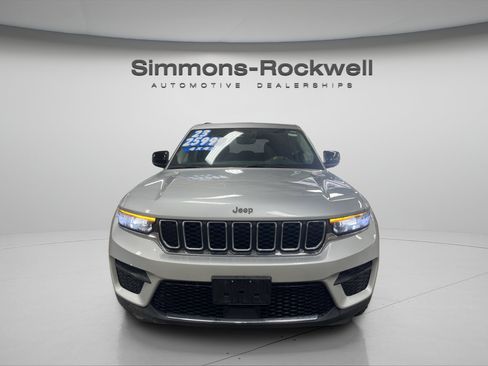 Used 2023 Jeep Grand Cherokee Laredo w/ Luxury Tech Group I AWD/4WD image 8