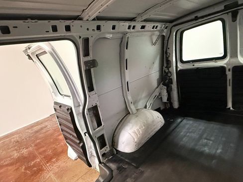 Used 2017 GMC Savana 2500 image 17