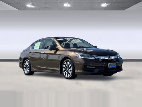 Used 2017 Honda Accord Touring image 6