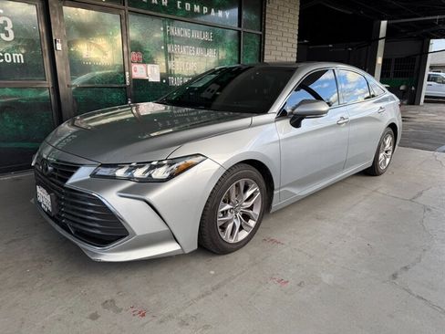 Used 2019 Toyota Avalon XLE w/ Moonroof Package image 1