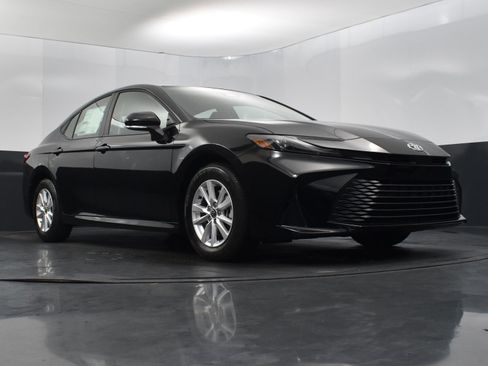 Used 2025 Toyota Camry LE image 41