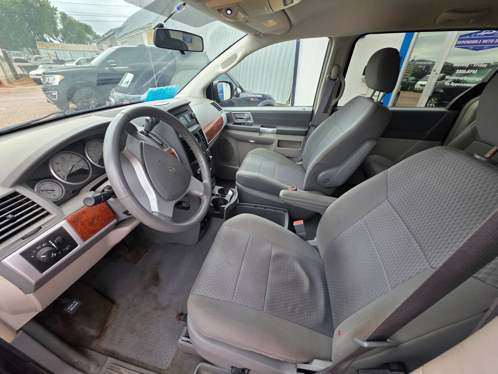 Used 2008 Chrysler Town & Country Touring FWD image 9