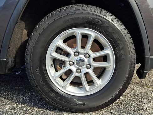 Used 2019 Jeep Grand Cherokee Laredo AWD/4WD image 8