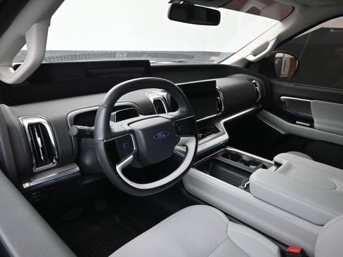 Used 2025 Ford Expedition Platinum w/ Driver's Package image 15