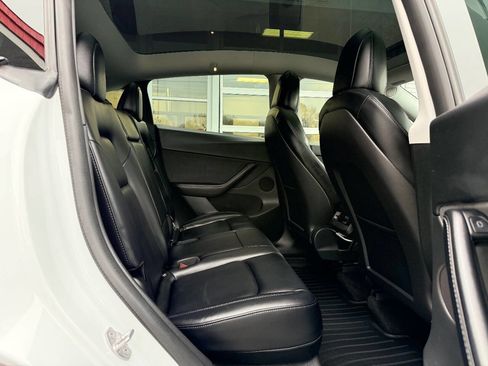 Used 2022 Tesla Model Y Long Range image 34