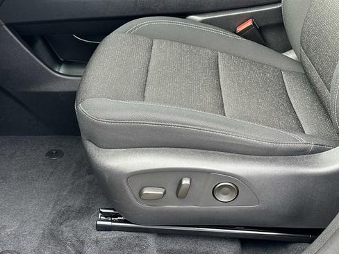 Used 2025 Chevrolet Traverse LT image 19