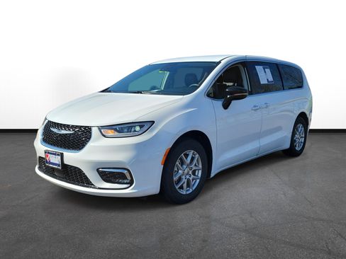 Used 2024 Chrysler Pacifica Touring-L FWD image 2