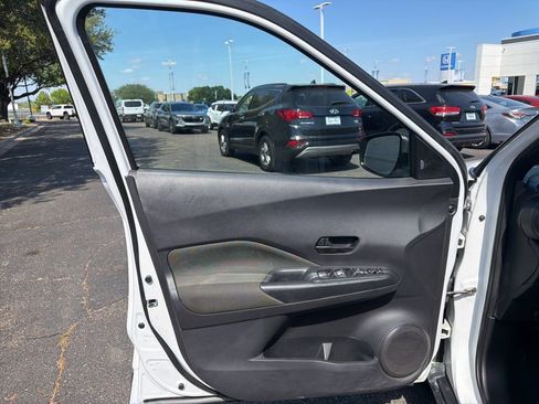 Used 2020 Nissan Kicks S image 9