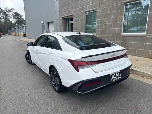 Used 2025 Hyundai Elantra Sport image 12