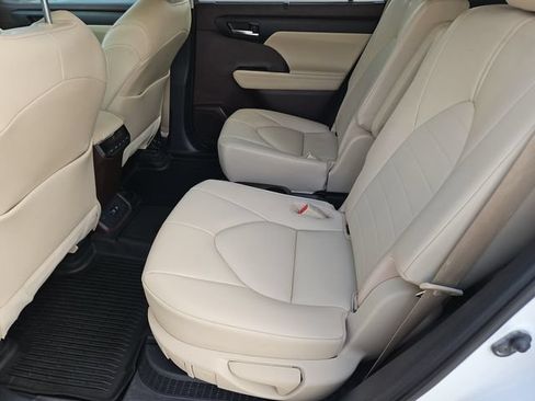 Used 2021 Toyota Highlander XLE AWD/4WD image 16