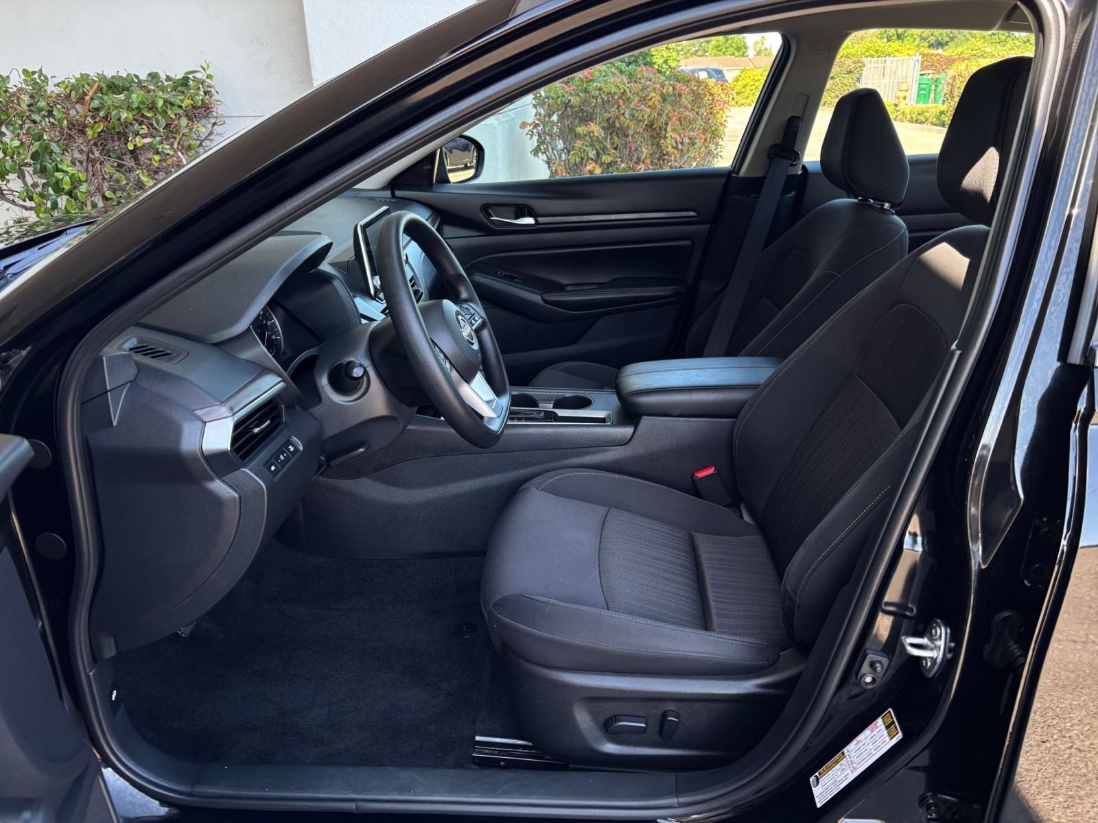 Used 2025 Nissan Altima 2.5 SV FWD image 27