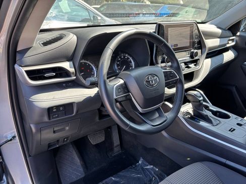 Used 2025 Toyota Highlander LE FWD image 37