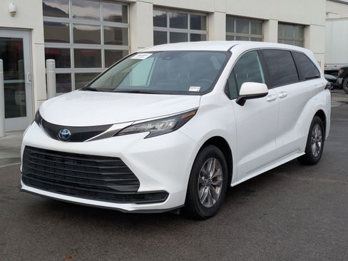 Used 2025 Toyota Sienna LE image 11