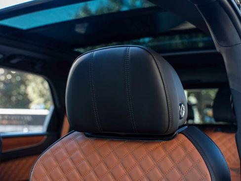 Used 2023 Bentley Bentayga image 23