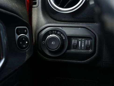 Used 2020 Jeep Wrangler Unlimited Sahara image 14