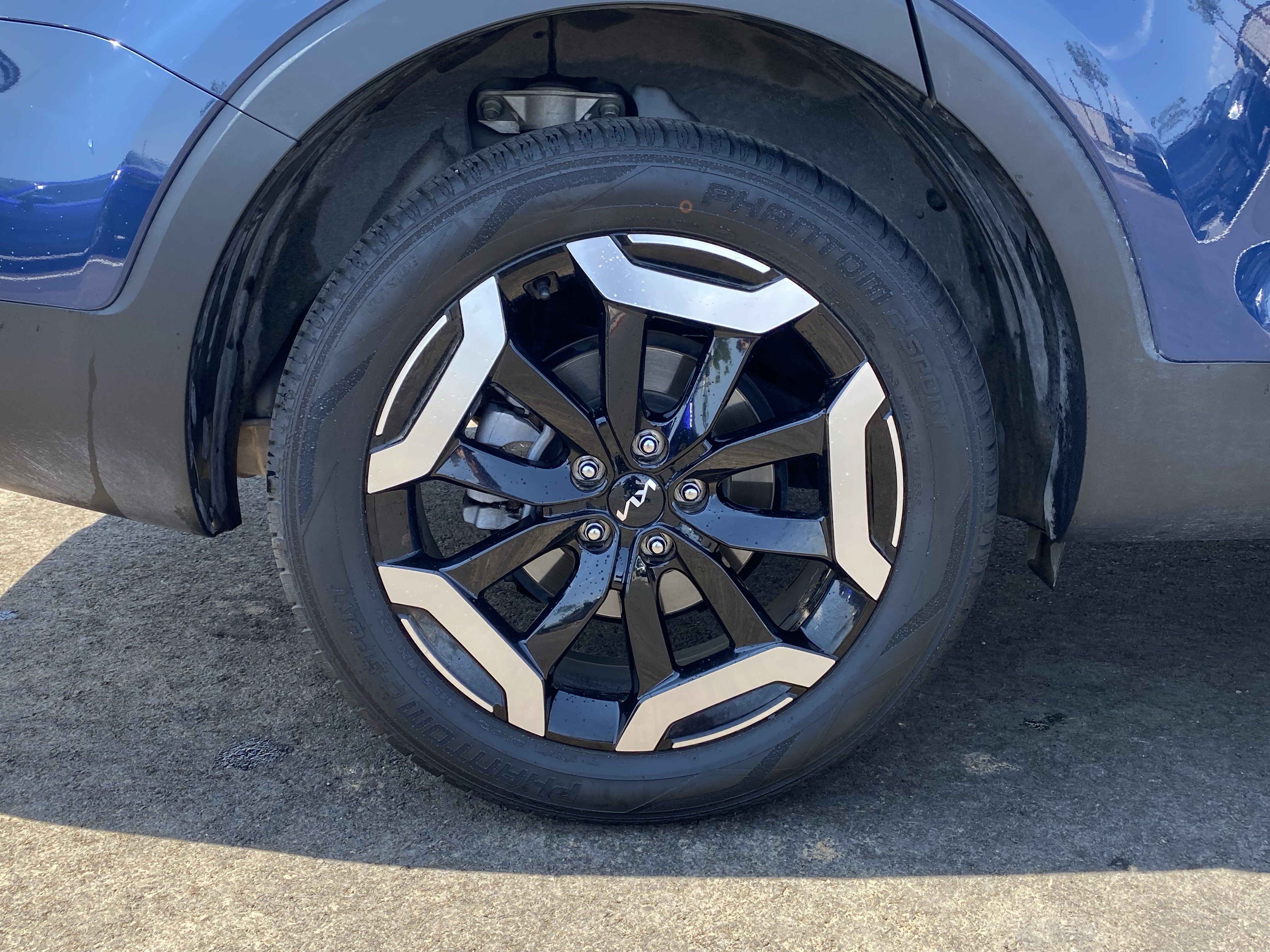 Used 2023 Kia Telluride EX w/ EX Captain's Chair Package FWD image 9