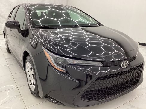 Used 2022 Toyota Corolla LE FWD image 3