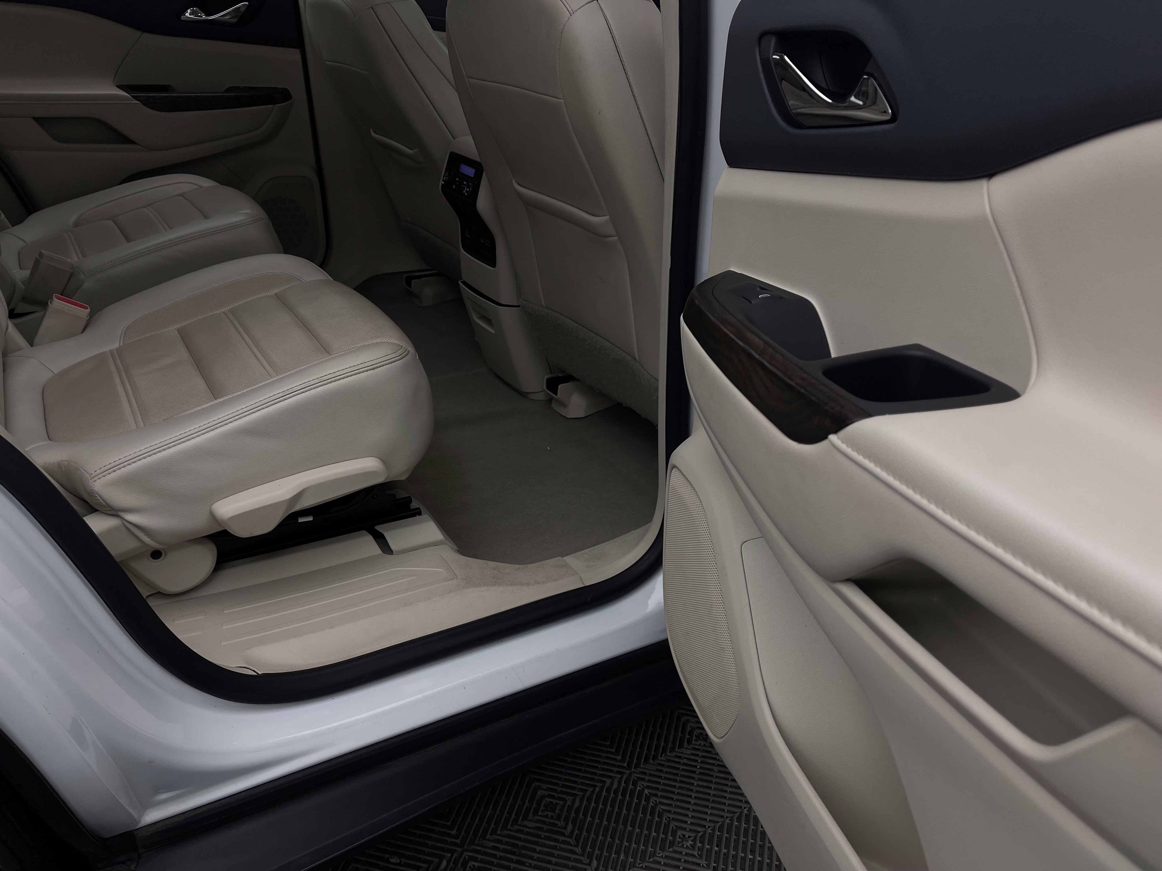 Used 2020 GMC Acadia Denali w/ Technology Package FWD image 38
