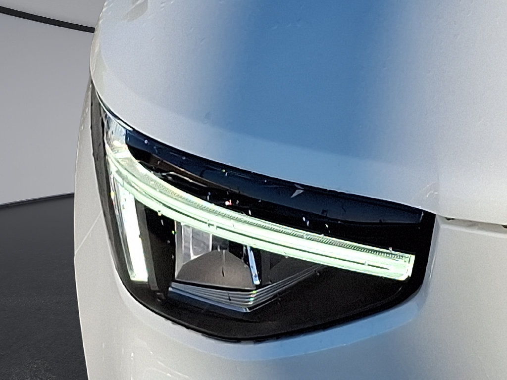 Certified 2025 Volvo XC40 B5 Plus AWD/4WD image 34
