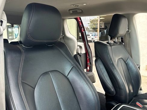 Used 2019 Chrysler Pacifica Touring-L Plus w/ Tire & Wheel Group FWD image 18