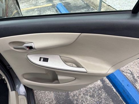 Used 2013 Toyota Corolla LE FWD image 41