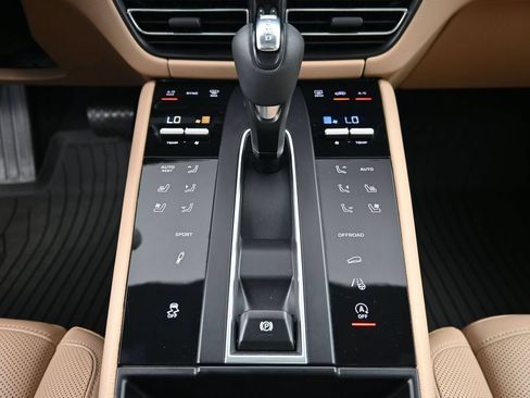 Certified 2023 Porsche Macan S AWD/4WD image 17