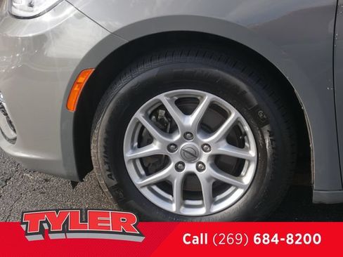 Used 2022 Chrysler Pacifica Touring-L FWD image 42