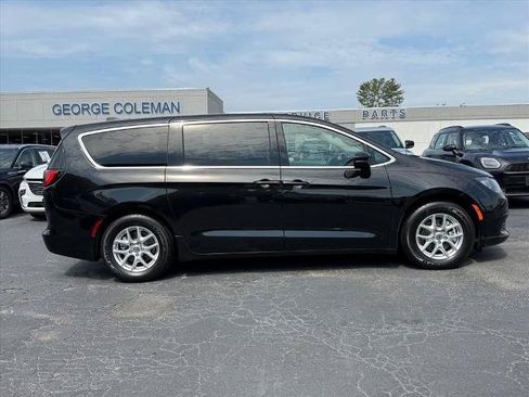Used 2023 Chrysler Voyager LX FWD image 3